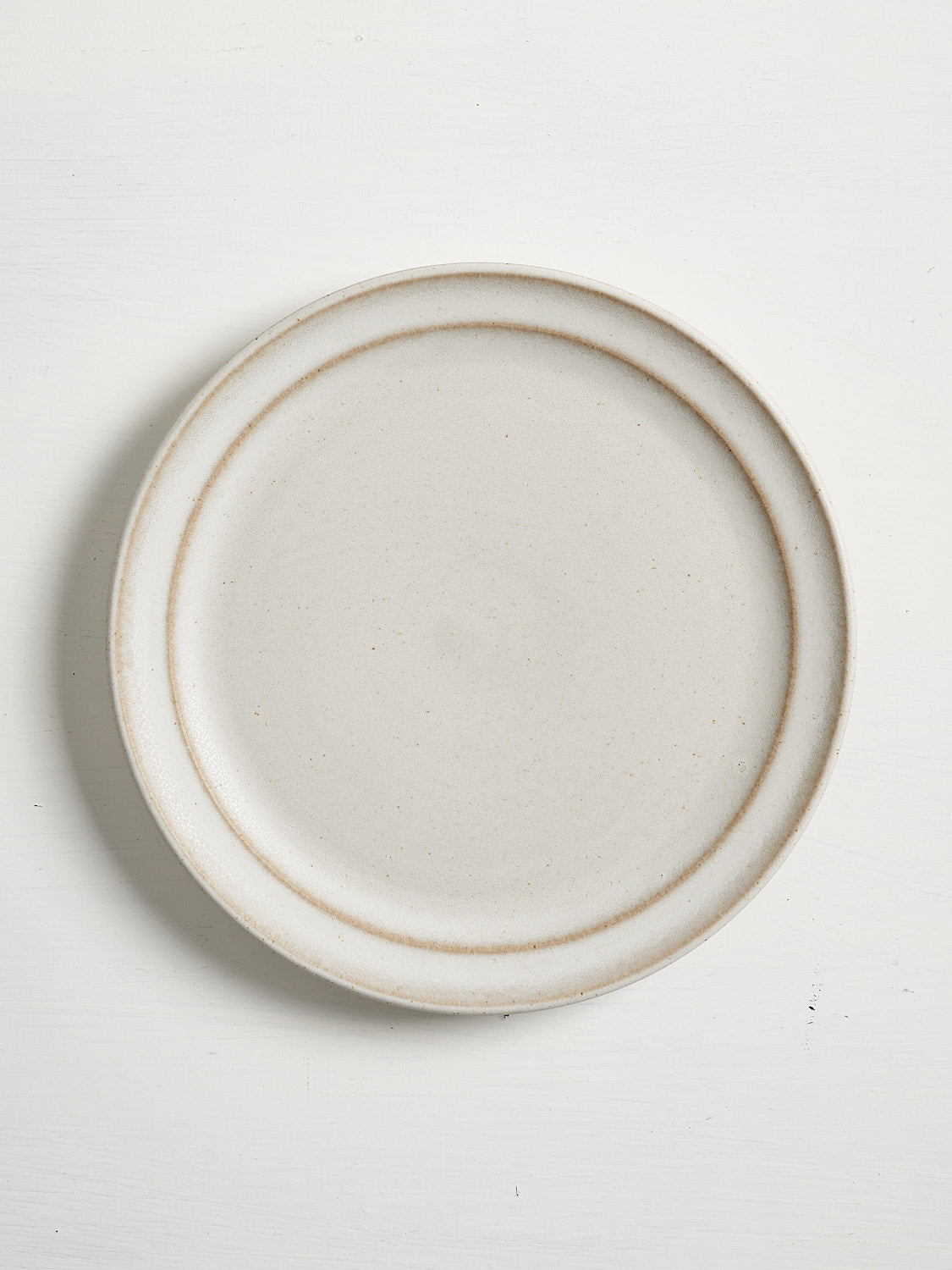 Refined plate for lunch or salad in durable stoneware, ideal for casual or formal dining.